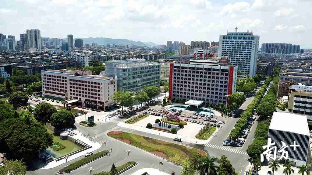 龙湖区政府大楼是原汕头经济特区管委会大楼。杨立轩摄