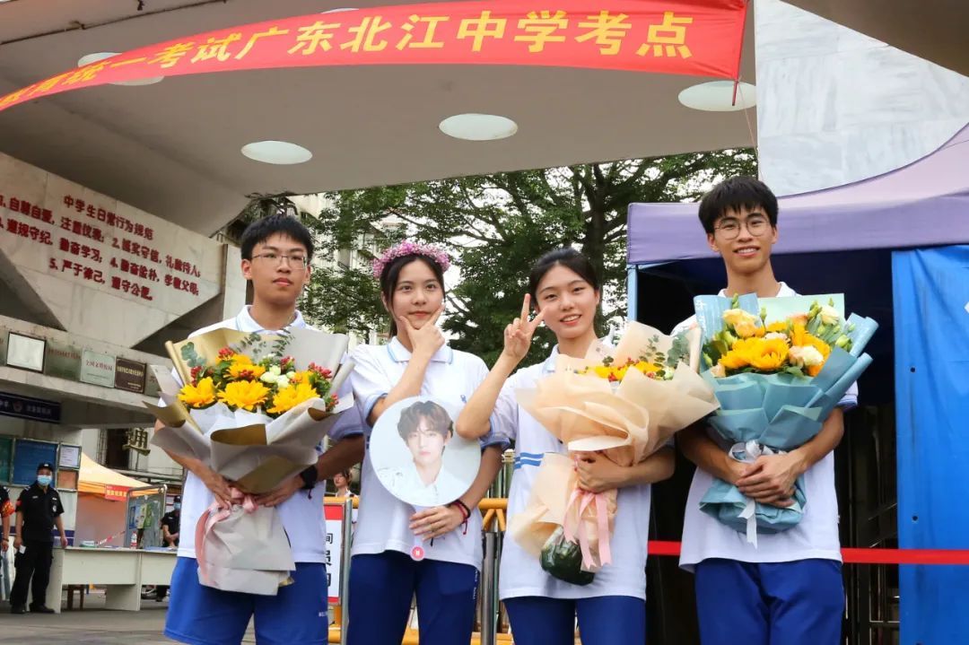 同学在考点门口合影,为高考结束画上句号。 同学在考点门口合影,为高考结束画上句号。