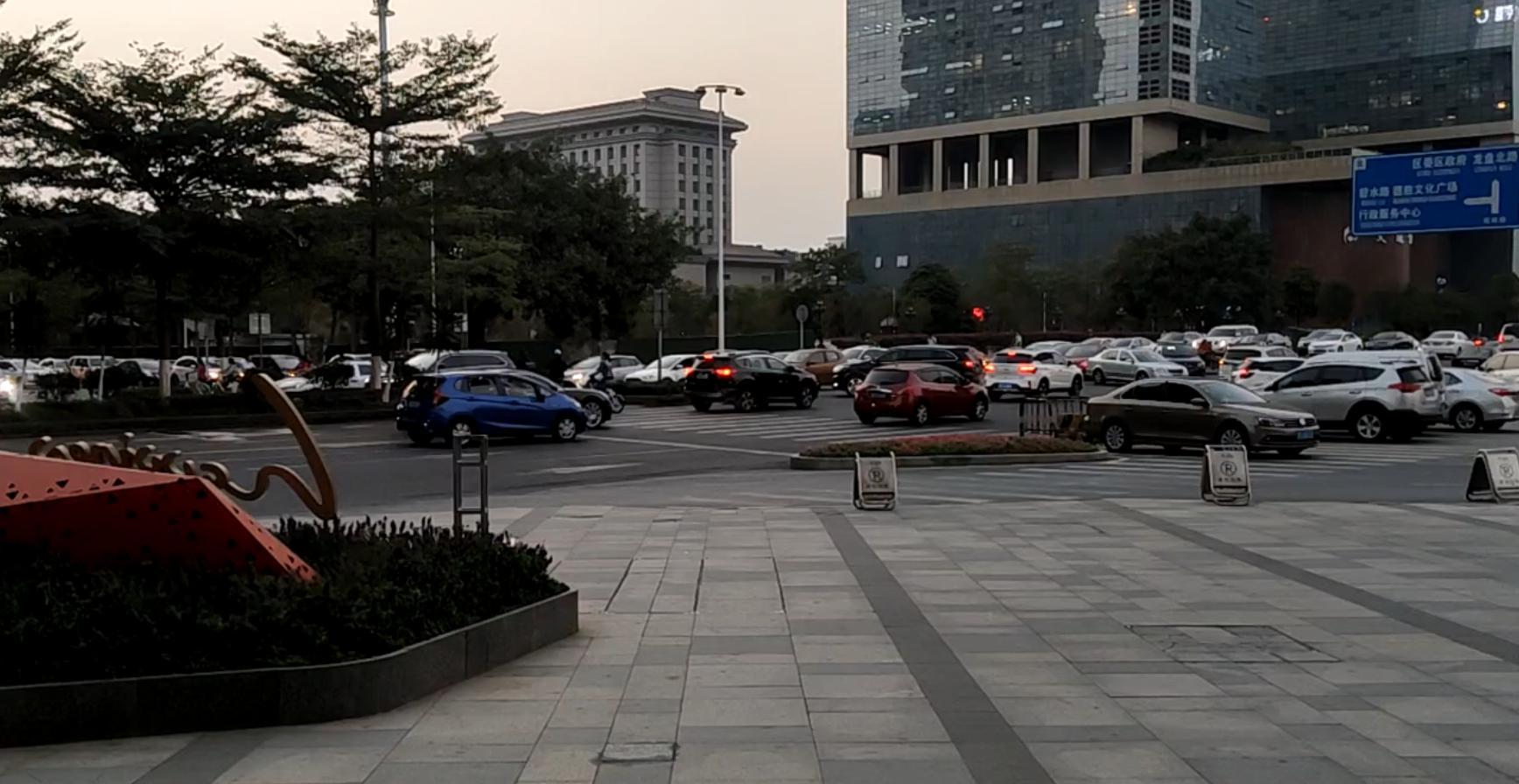 观绿路-彩虹路碧水路口现状无序交织。 观绿路-彩虹路碧水路口现状无序交织。