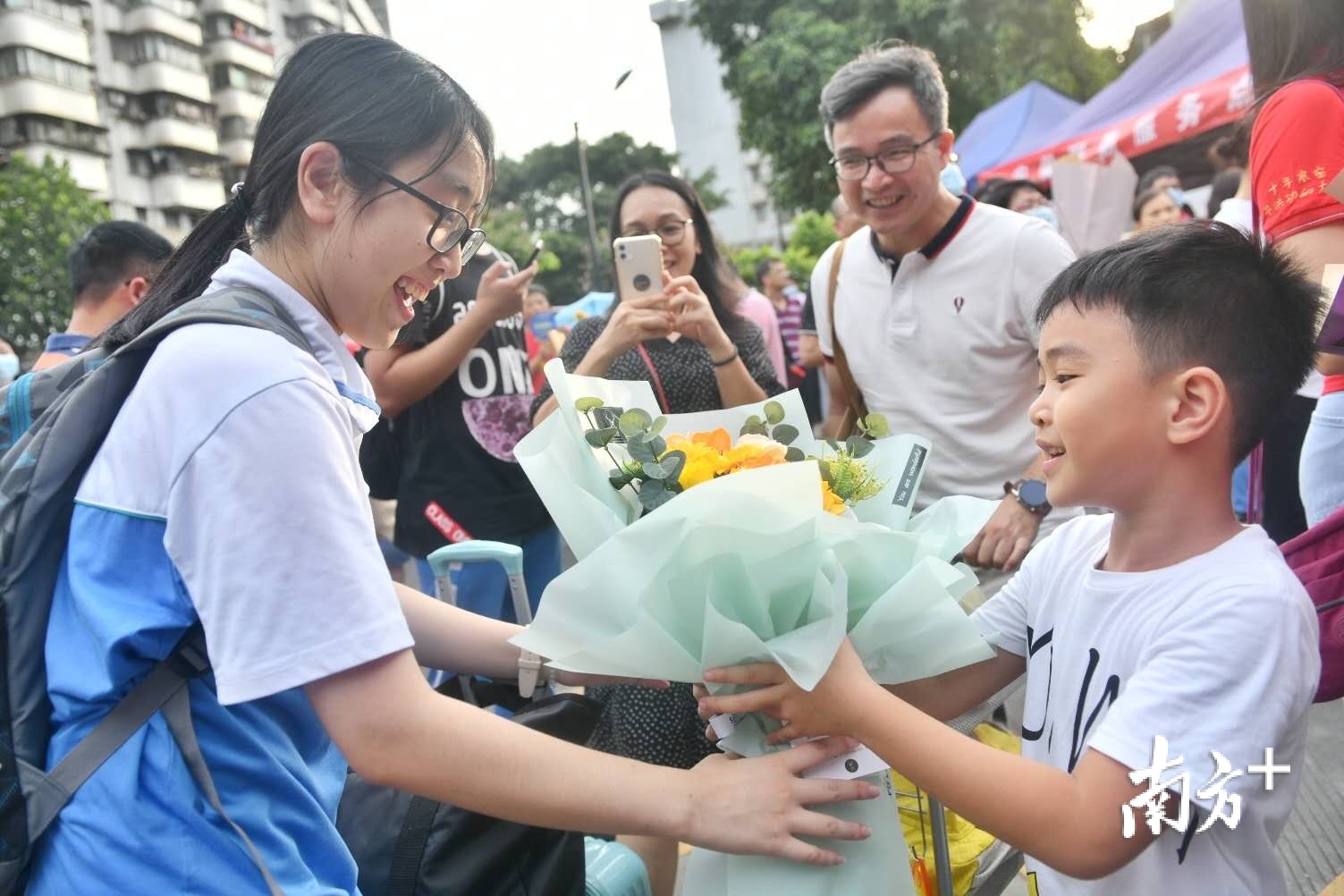 佛山一中考点,弟弟为高考结束的姐姐送上鲜花。南方日报记者 戴嘉信 摄 佛山一中考点,弟弟为高考结束的姐姐送上鲜花。南方日报记者 戴嘉信 摄