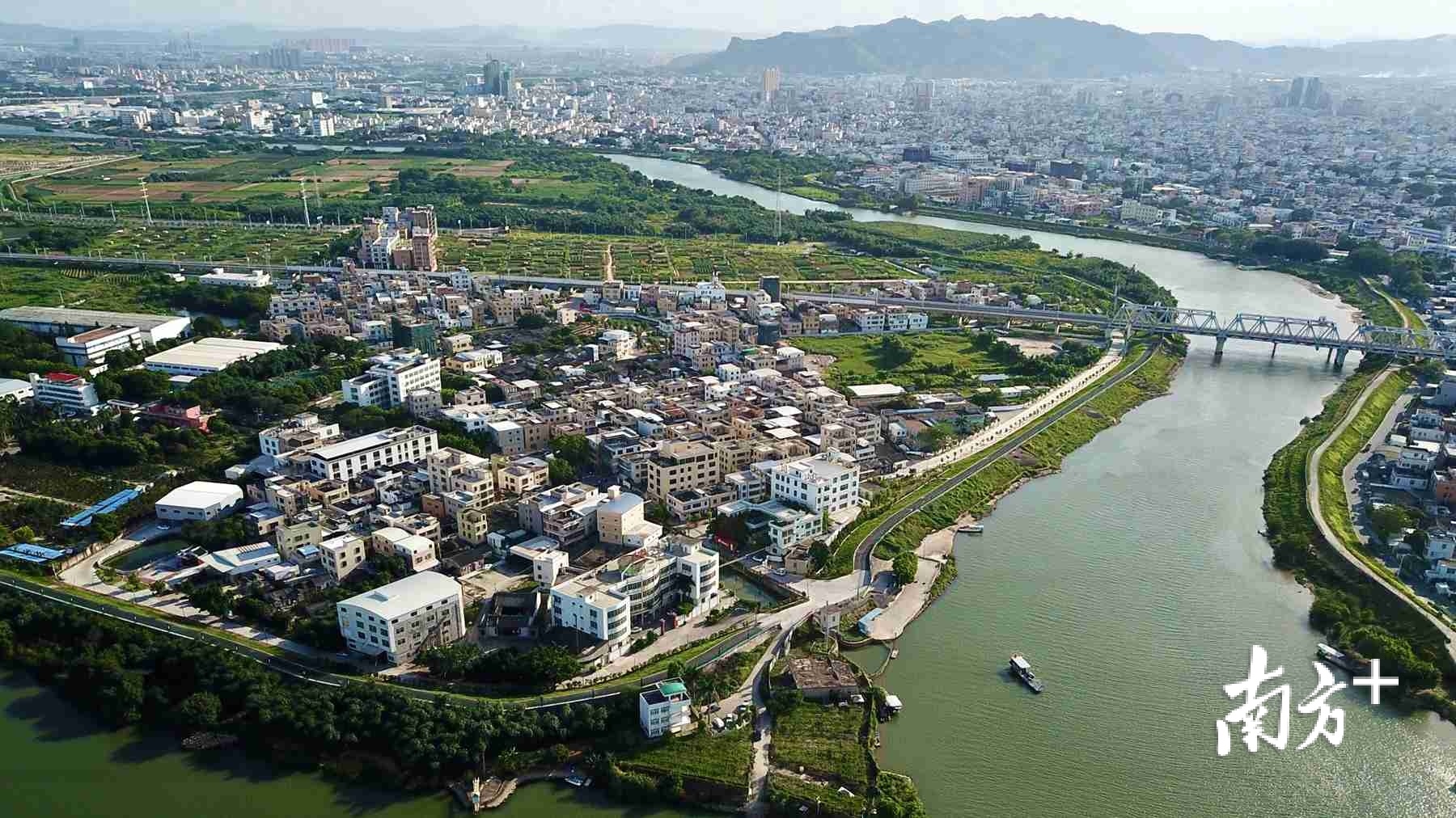 旦家园位处龙湖区最北面，三面环水。