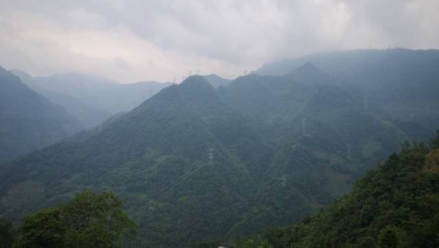 深山家访，中山教师为大山学生接驳希望之路