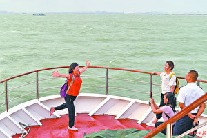 游客参加2020年阳江市海陵岛碧海蓝天游船旅游促销活动。 李向东 摄 游客参加2020年阳江市海陵岛碧海蓝天游船旅游促销活动。 李向东 摄