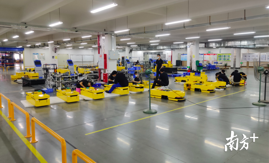 嘉腾生产车间内,工作人员正在测试AGV小车。受访企业供图 嘉腾生产车间内,工作人员正在测试AGV小车。受访企业供图