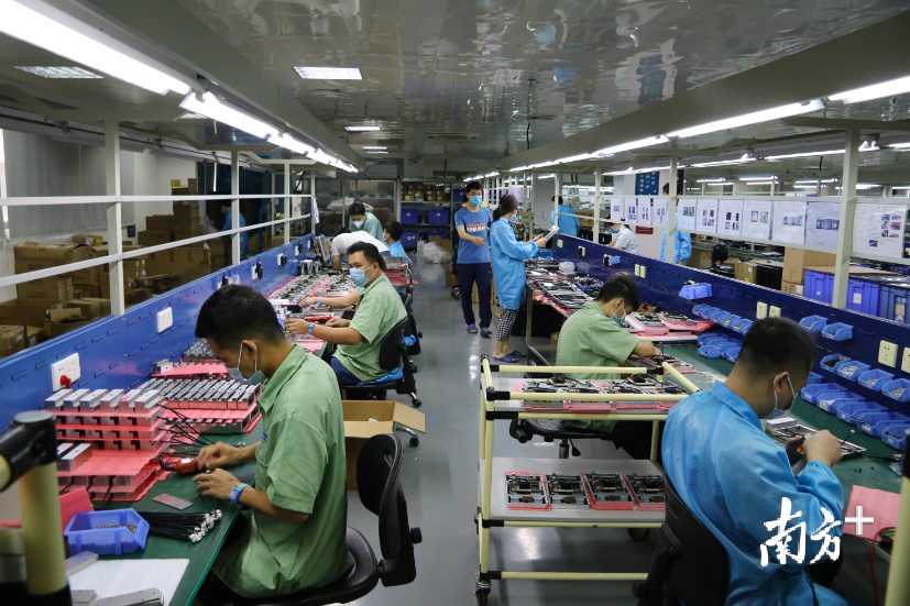 伟邦科技生产车间内,工人们正在组装产品。受访者供图 伟邦科技生产车间内,工人们正在组装产品。受访者供图