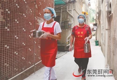 ■除了堂食，社区还为行动不便、儿女又不在身边的老人开展送餐上门服务