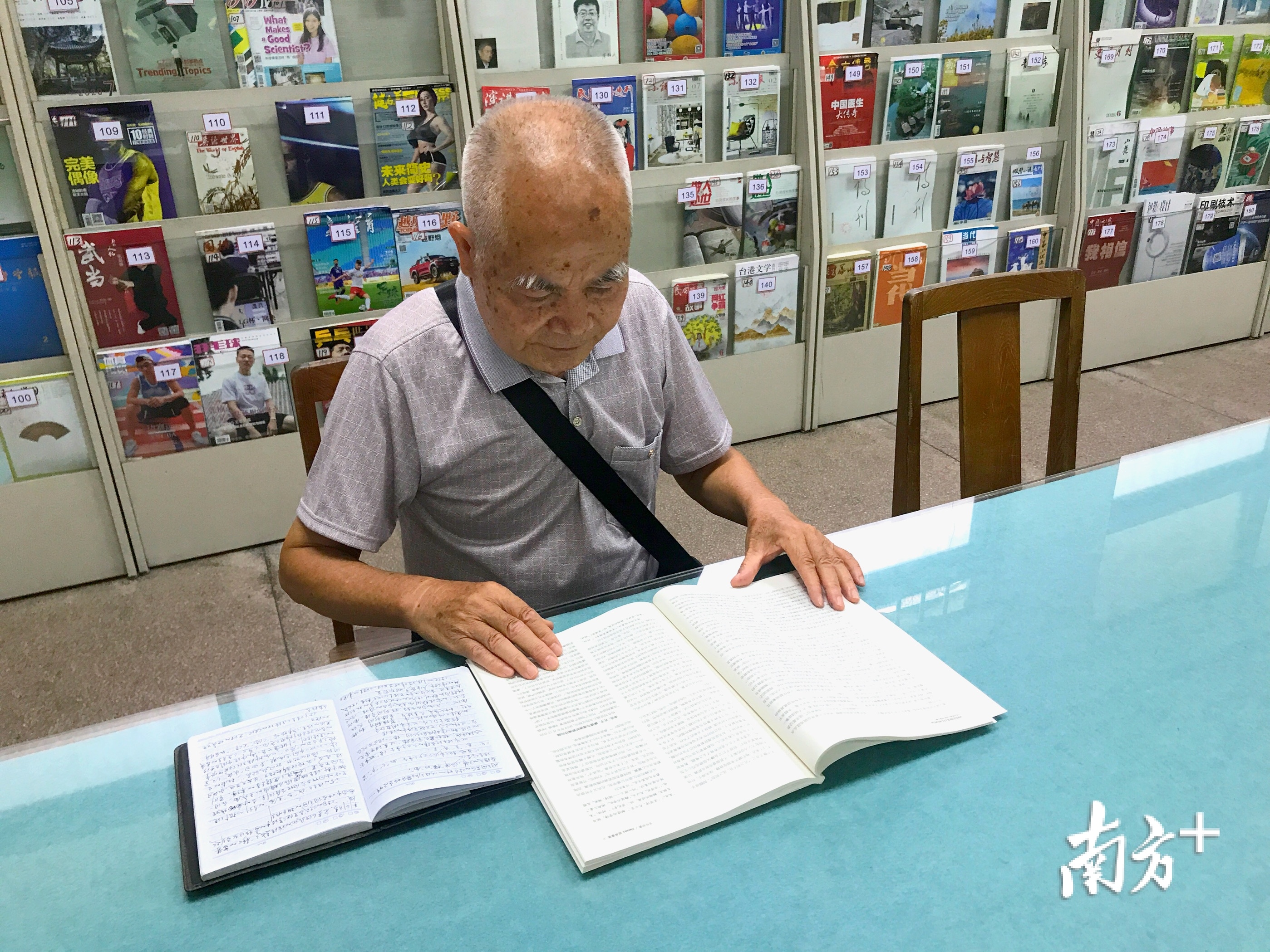 77岁的赵汝运是景堂图书馆的忠实读者。李霭莹摄 77岁的赵汝运是景堂图书馆的忠实读者。李霭莹摄