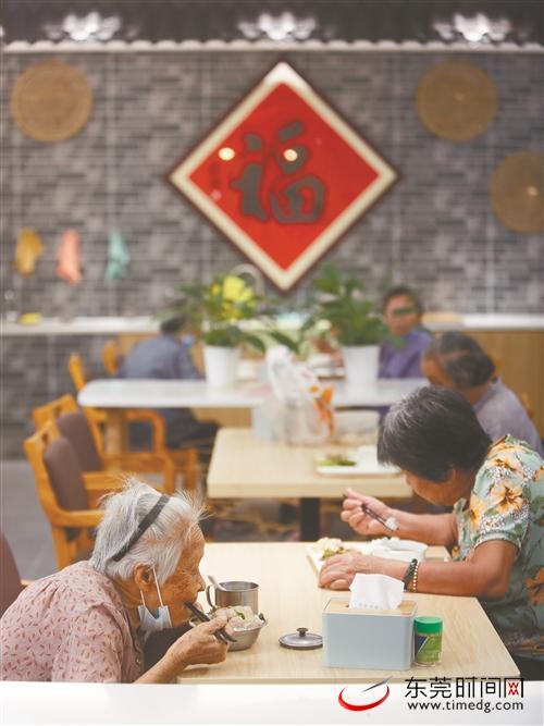 ■雅园长者饭堂仅面向社区内的户籍老人，每餐除了有可口的饭菜，还配送一碗热汤
