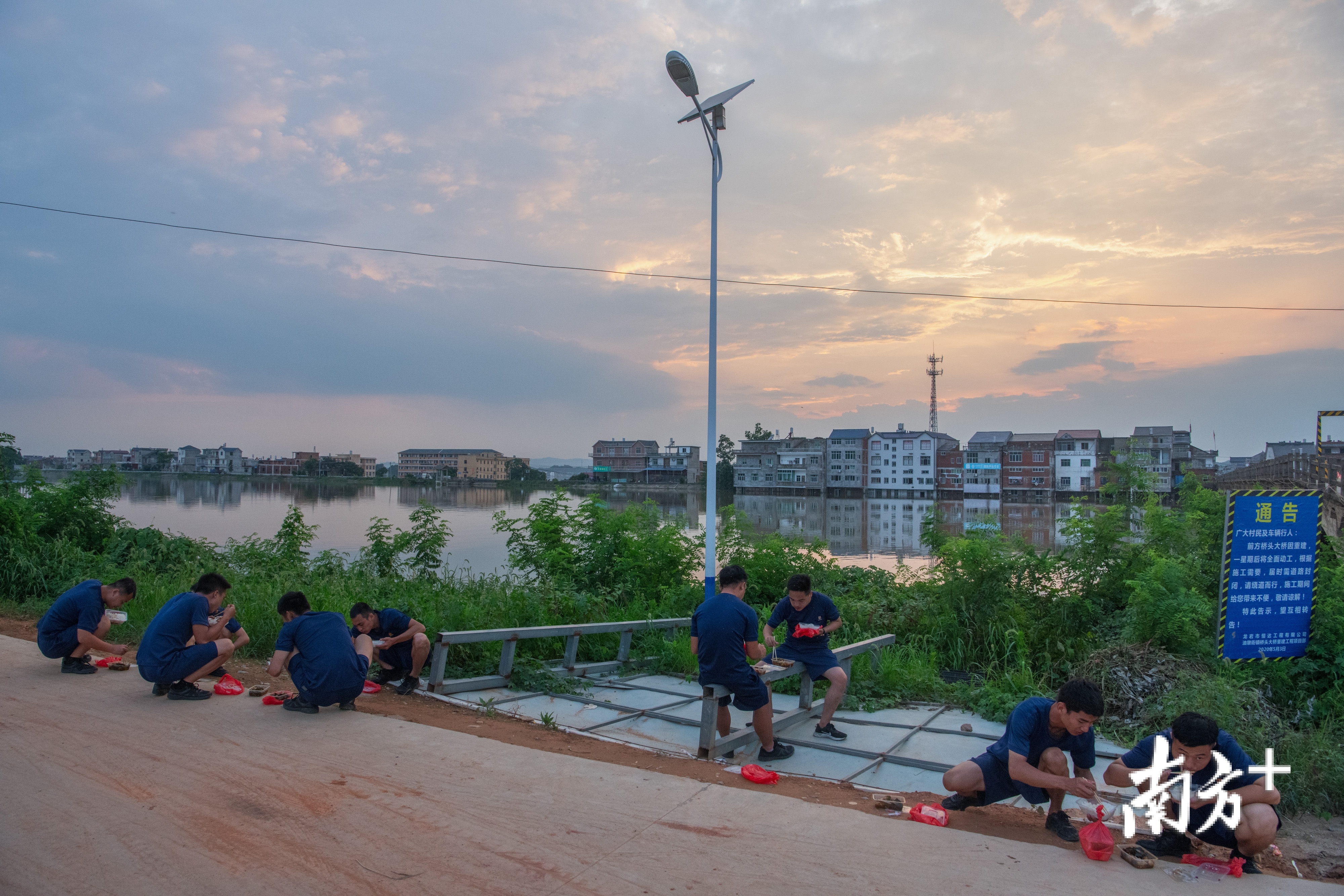 7月12日傍晚,江西鄱阳县油墩街镇桥头村,忙碌了一下午的消防队员正在