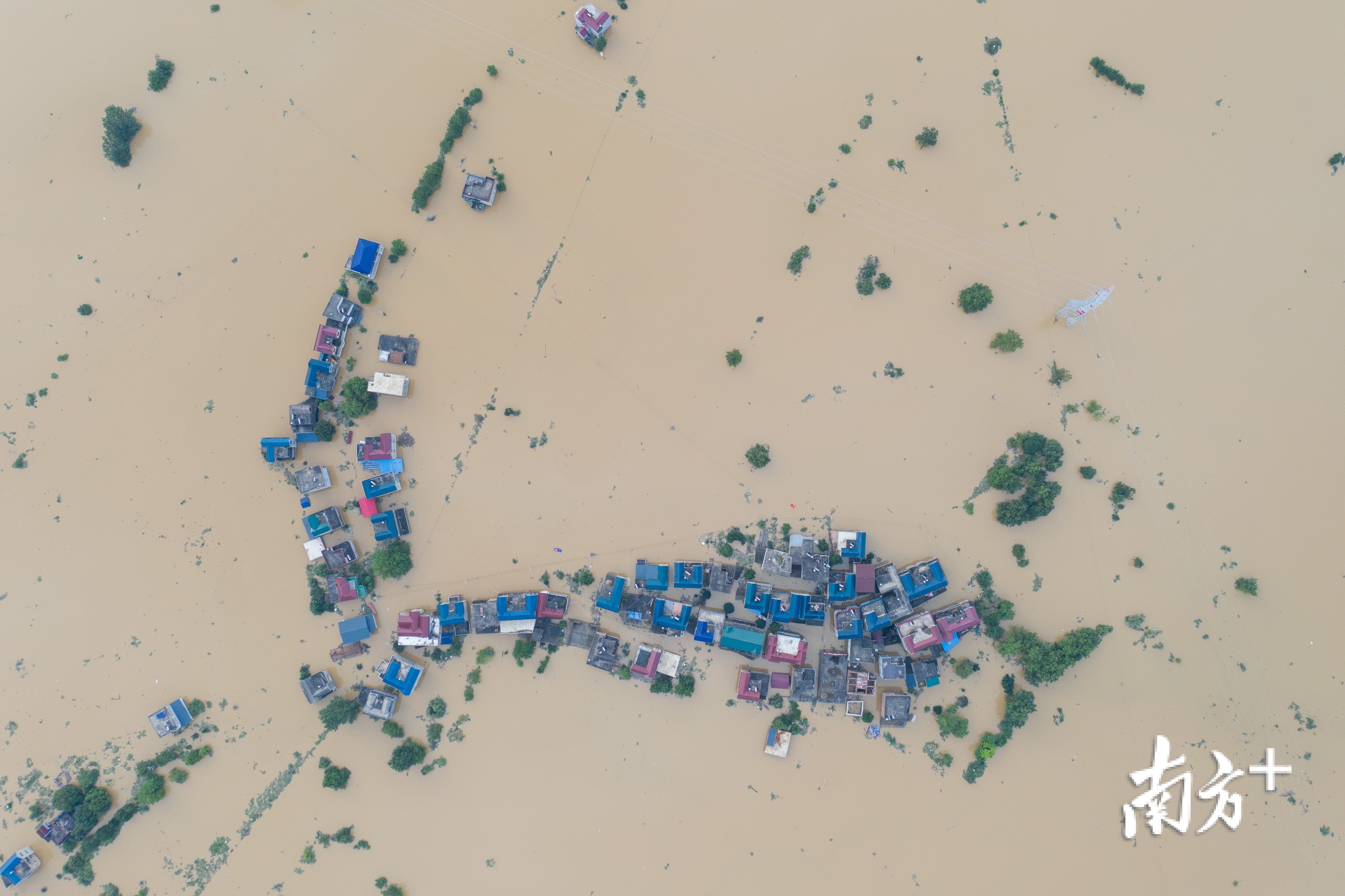江西发布洪水红色预警 婺源遭暴雨袭击城区受淹-侨报网