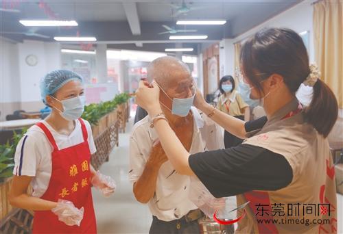■疫情期间，社工为前来用餐的老人佩戴口罩