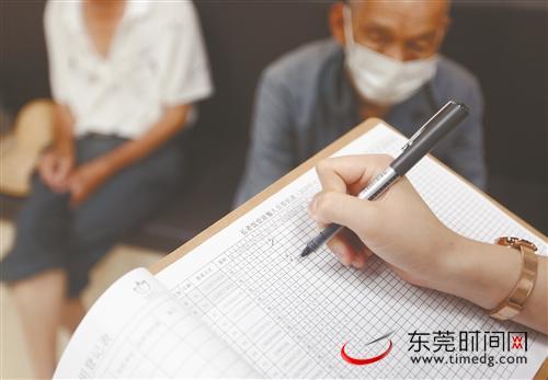 ■社工对就餐人员进行登记