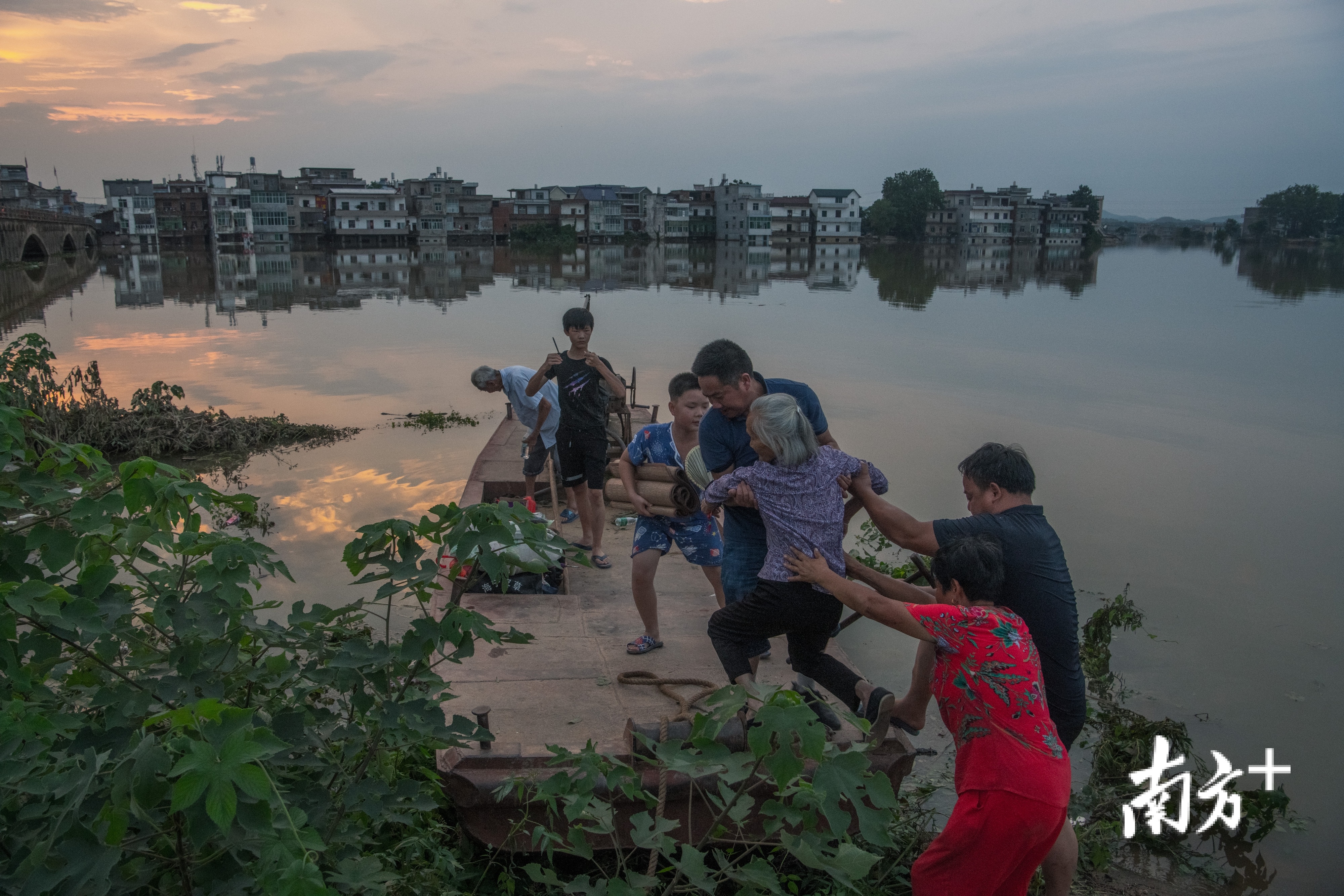 江西抗洪日誌 | 7月12日,鄱陽縣水位繼續上漲,救援一刻不停