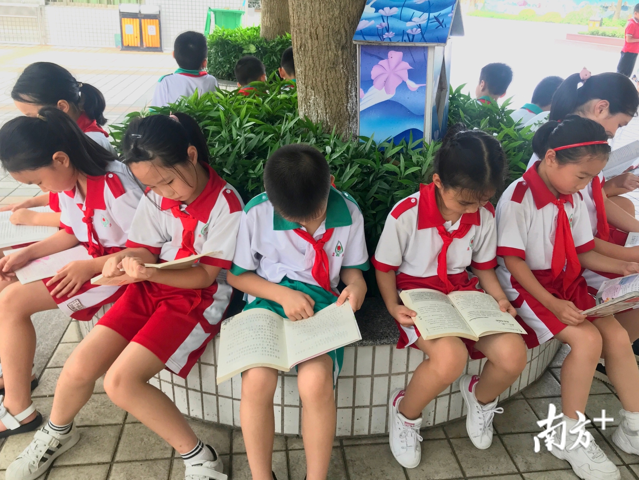 圭峰小学学生在心灵小书屋前阅读。李霭莹摄 圭峰小学学生在心灵小书屋前阅读。李霭莹摄