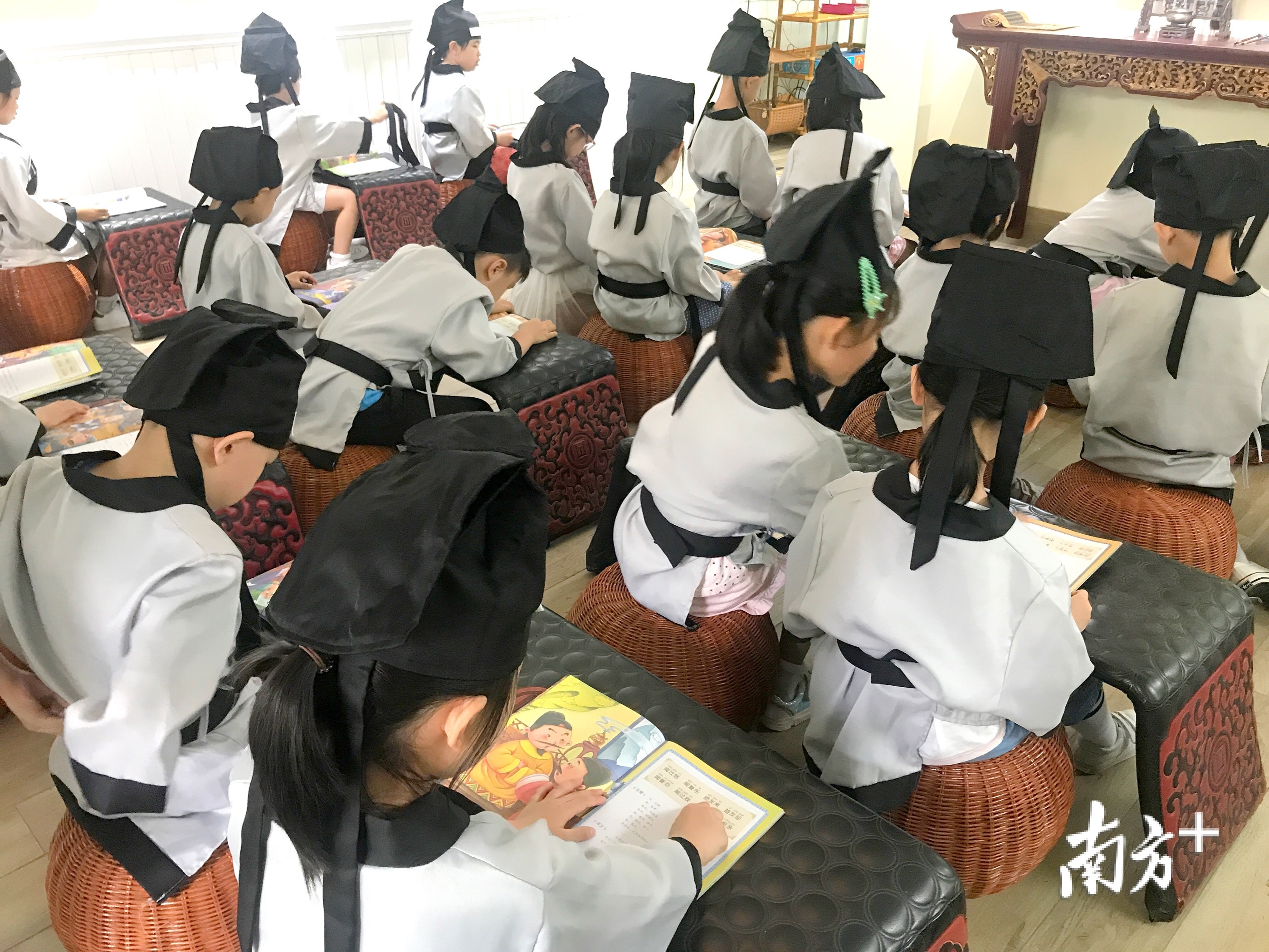 实验幼儿园的孩子们化身书童享受阅读时光.李霭莹摄