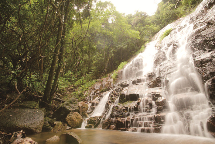飞机桥瀑布水雾飞起。 飞机桥瀑布水雾飞起。