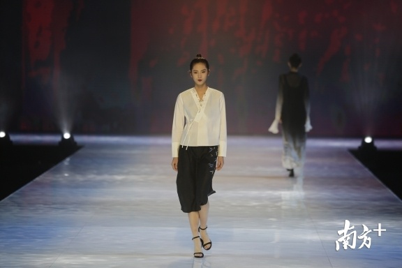 图为模特走秀