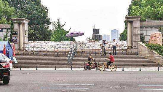 洪峰已顺利过境武汉，湖北、江西多地开闸分洪