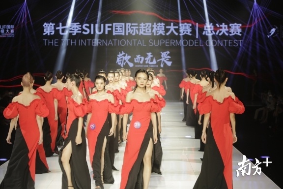 7月12日,疫情防控常态化首个国际超模大赛总决赛,即第七季SIUF国际超模大赛总决赛在深圳会展中心举行。