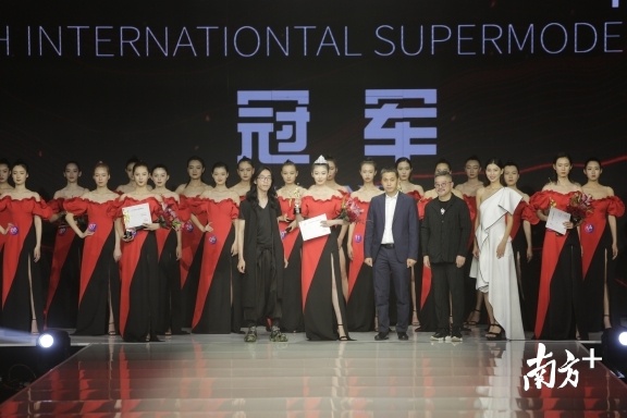 7月12日,疫情防控常态化首个国际超模大赛总决赛,即第七季SIUF国际超模大赛总决赛在深圳会展中心举行。 7月12日,疫情防控常态化首个国际超模大赛总决赛,即第七季SIUF国际超模大赛总决赛在深圳会展中心举行。