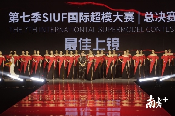 图为最佳上镜奖颁奖