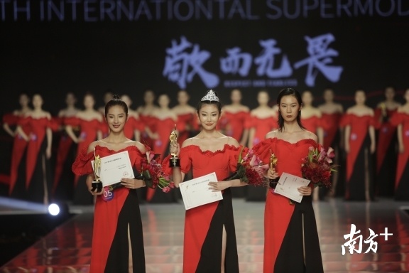 34号选手思缤荣获本季SIUF国际超模大赛冠军(中);5号选手王雪洁荣获亚军(左);37号选手高嘉敏荣获季军(右)。 34号选手思缤荣获本季SIUF国际超模大赛冠军(中);5号选手王雪洁荣获亚军(左);37号选手高嘉敏荣获季军(右)。