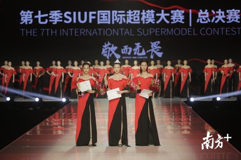 34号选手思缤荣获本季SIUF国际超模大赛冠军(中);5号选手王雪洁荣获亚军(左);37号选手高嘉敏荣获季军(右)。 34号选手思缤荣获本季SIUF国际超模大赛冠军(中);5号选手王雪洁荣获亚军(左);37号选手高嘉敏荣获季军(右)。