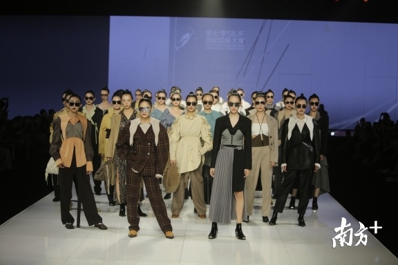 7月12日,疫情防控常态化首个国际超模大赛总决赛,即第七季SIUF国际超模大赛总决赛在深圳会展中心举行。