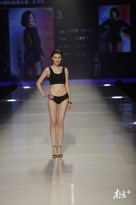 图为模特走秀