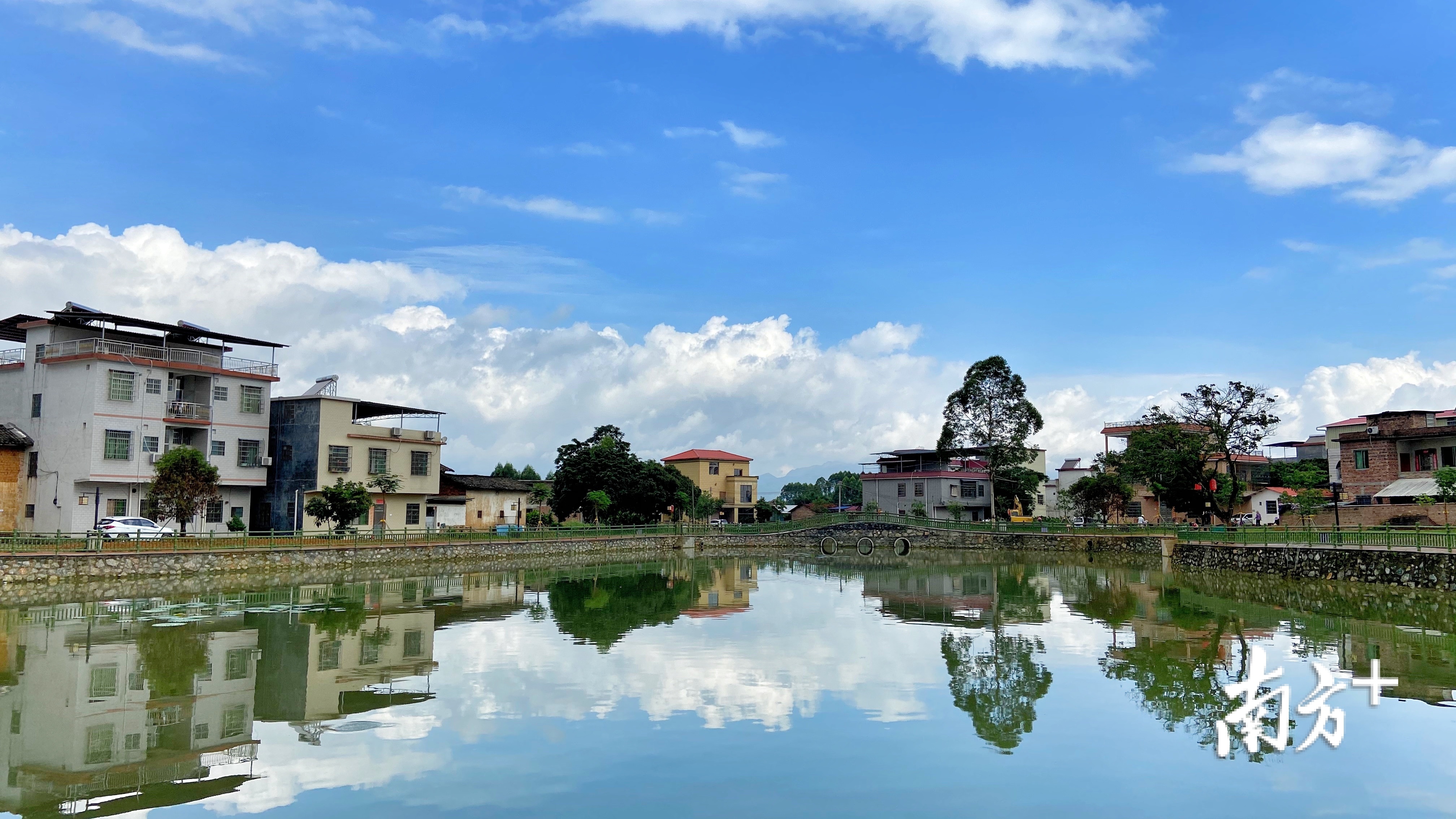 推进“四个一”保洁机制后的明星村。