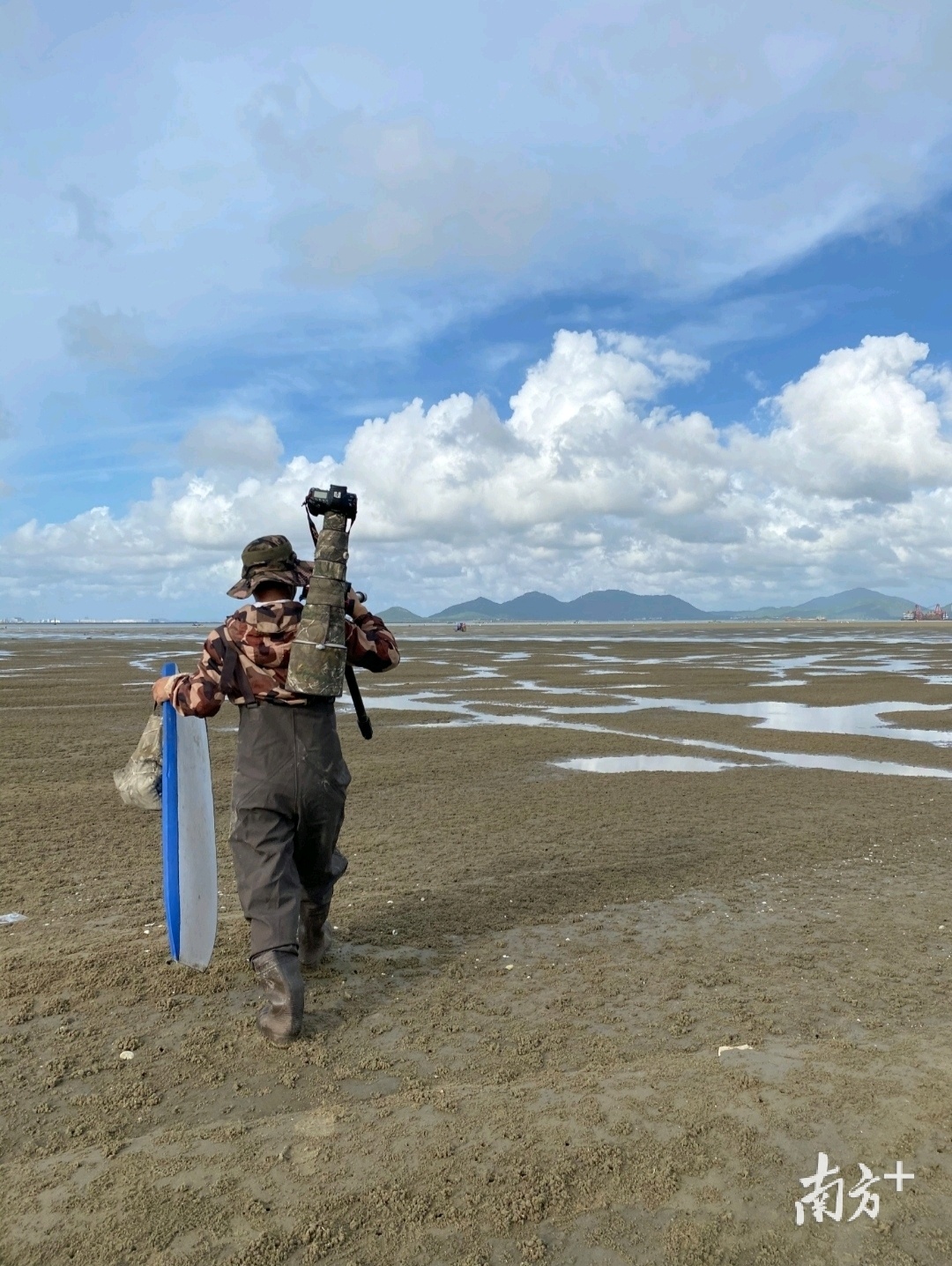 步行大片滩涂。