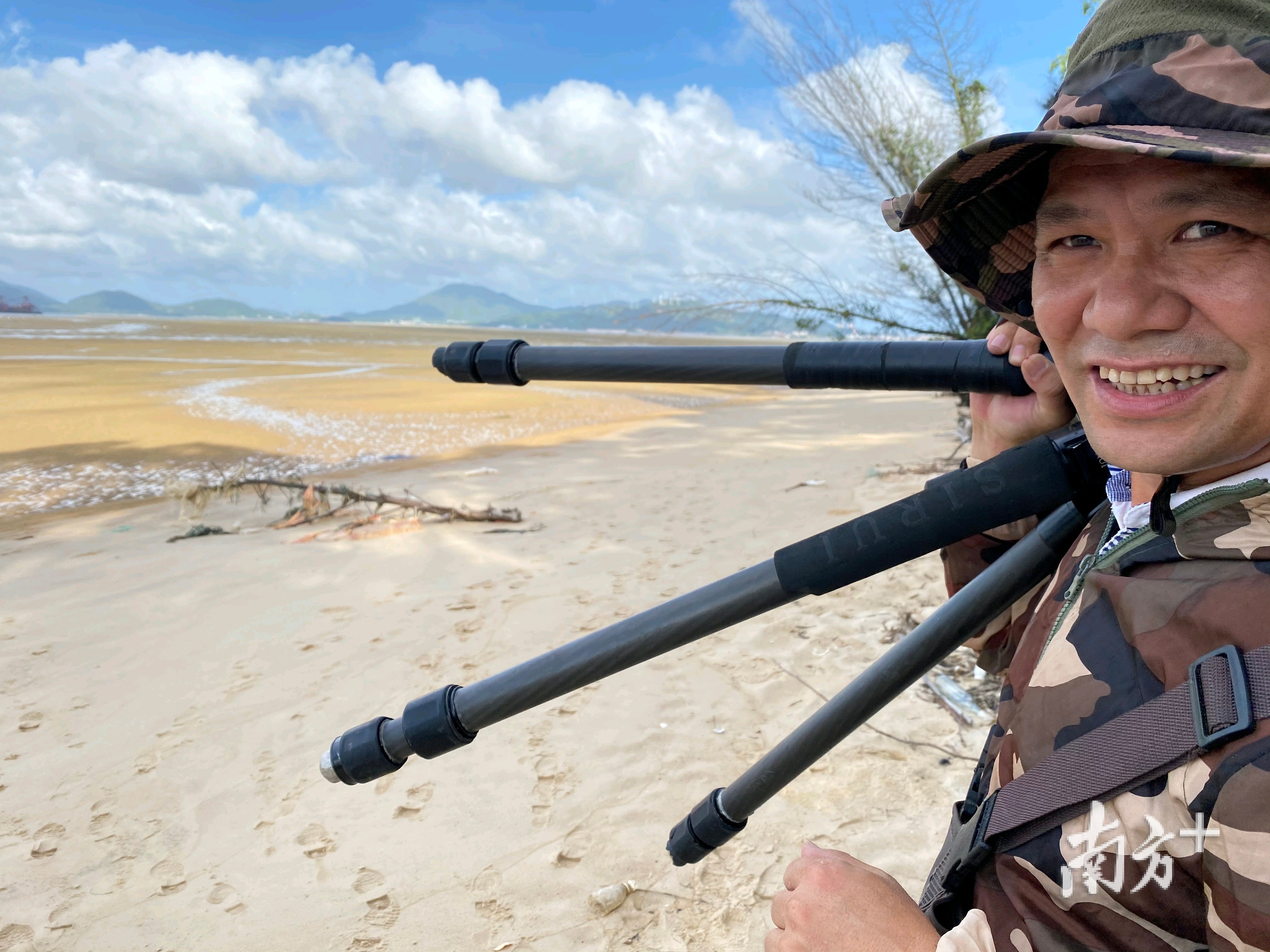 怕惊扰到敏感的鸟儿,李善周“全副武装”。 怕惊扰到敏感的鸟儿,李善周“全副武装”。