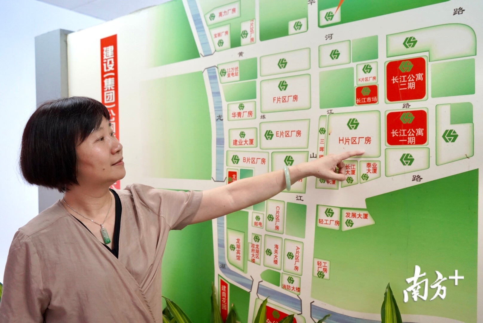 王瑜介绍特区工业园区建设情况。