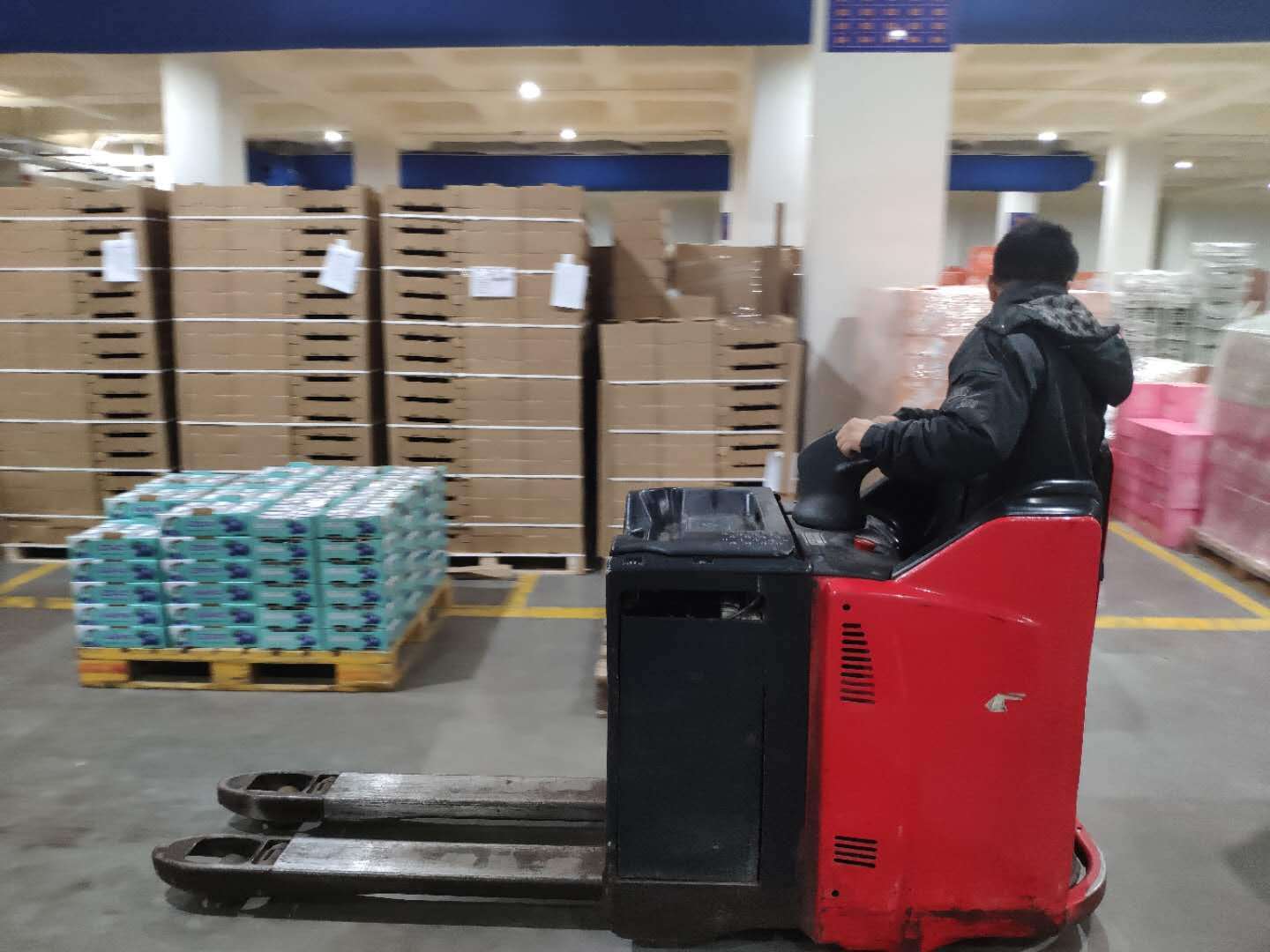 按照计划,东莞将把这一基地建设成为以高端技术和完善的冷链供应链服务为特色的辐射粤港澳大湾区的冷链物流基地,深度拓展“一带一路”农产品进出口贸易。以国家骨干冷链物流基地引领粤港澳大湾区冷链产业发展,东莞将力争到2035年形成制造与服务、线上与线下融合发展的千亿级产业集群。 按照计划,东莞将把这一基地建设成为以高端技术和完善的冷链供应链服务为特色的辐射粤港澳大湾区的冷链物流基地,深度拓展“一带一路”农产品进出口贸易。以国家骨干冷链物流基地引领粤港澳大湾区冷链产业发展,东莞将力争到2035年形成制造与服务、线上与线下融合发展的千亿级产业集群。