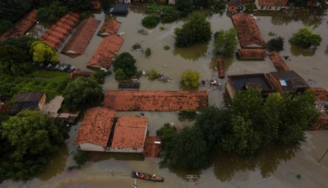 直击武汉洪灾｜航拍天兴洲一片泽国，18年来首次主动扒口行洪
