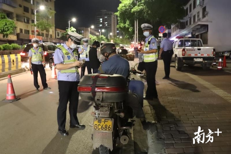 曲江交警开展夏季夜查交通整治行动