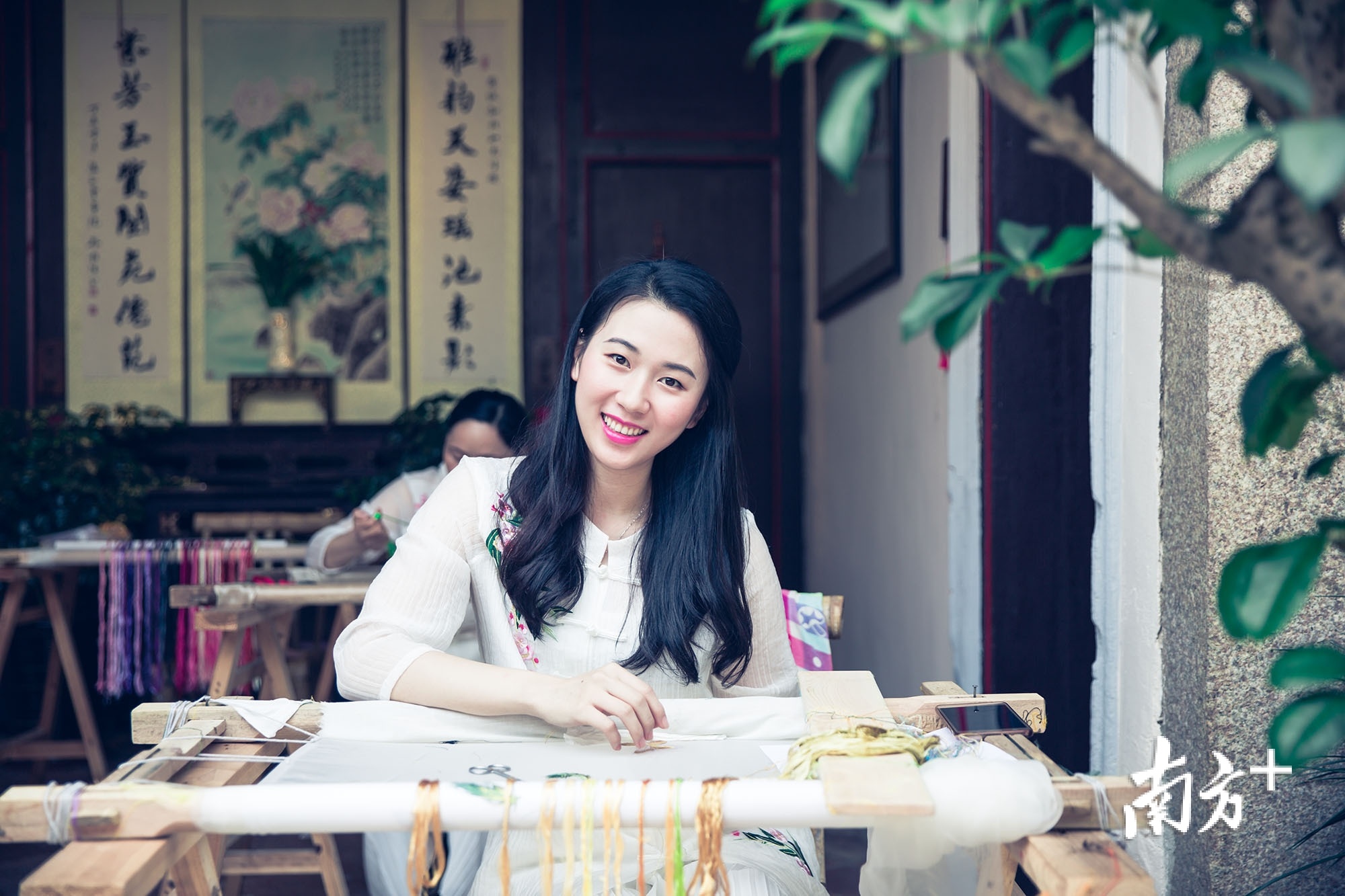 佘旭垒对潮绣情有独钟。 受访者供图