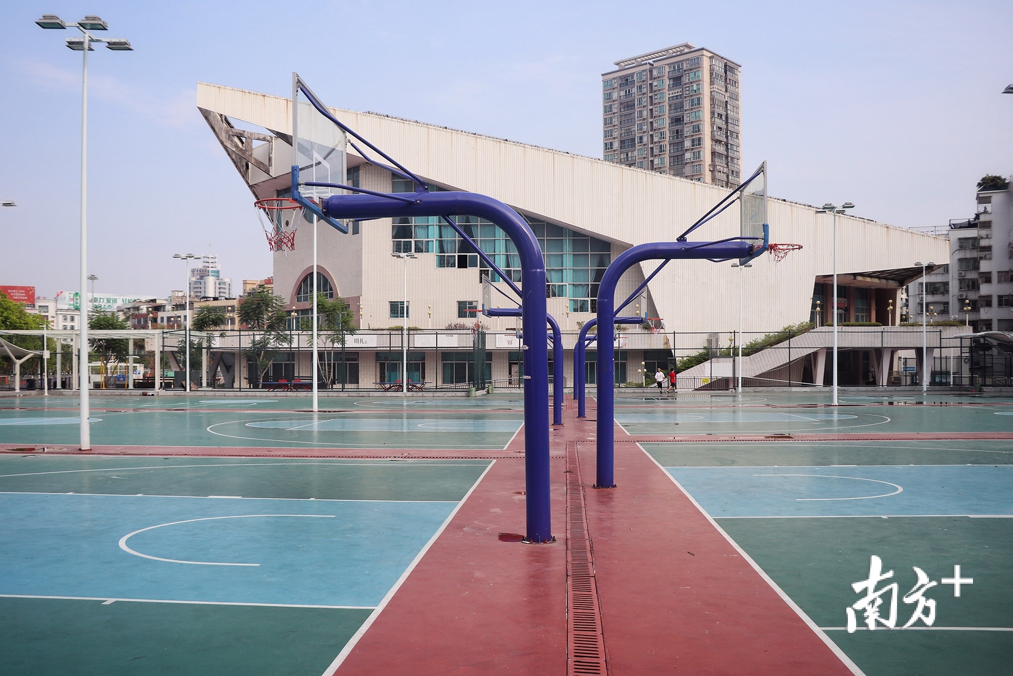 潮州市体育馆的户外篮球场。