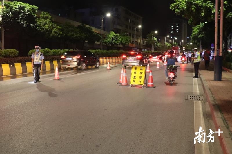 曲江交警开展夏季夜查交通整治行动