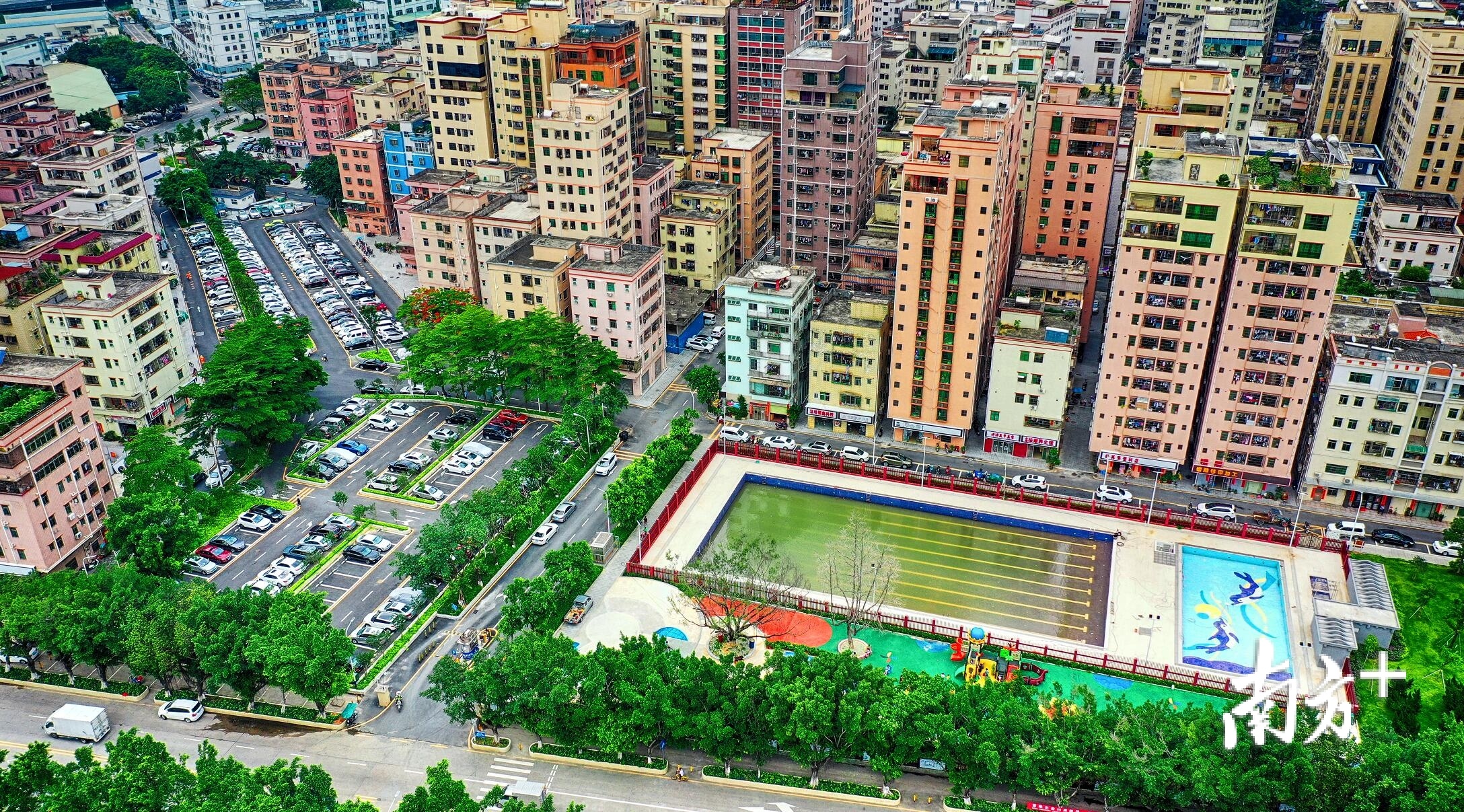 光明区李松萌社区新村围合小区新建了社区公园、停车场等设施,环境越来越宜居。 光明区李松萌社区新村围合小区新建了社区公园、停车场等设施,环境越来越宜居。