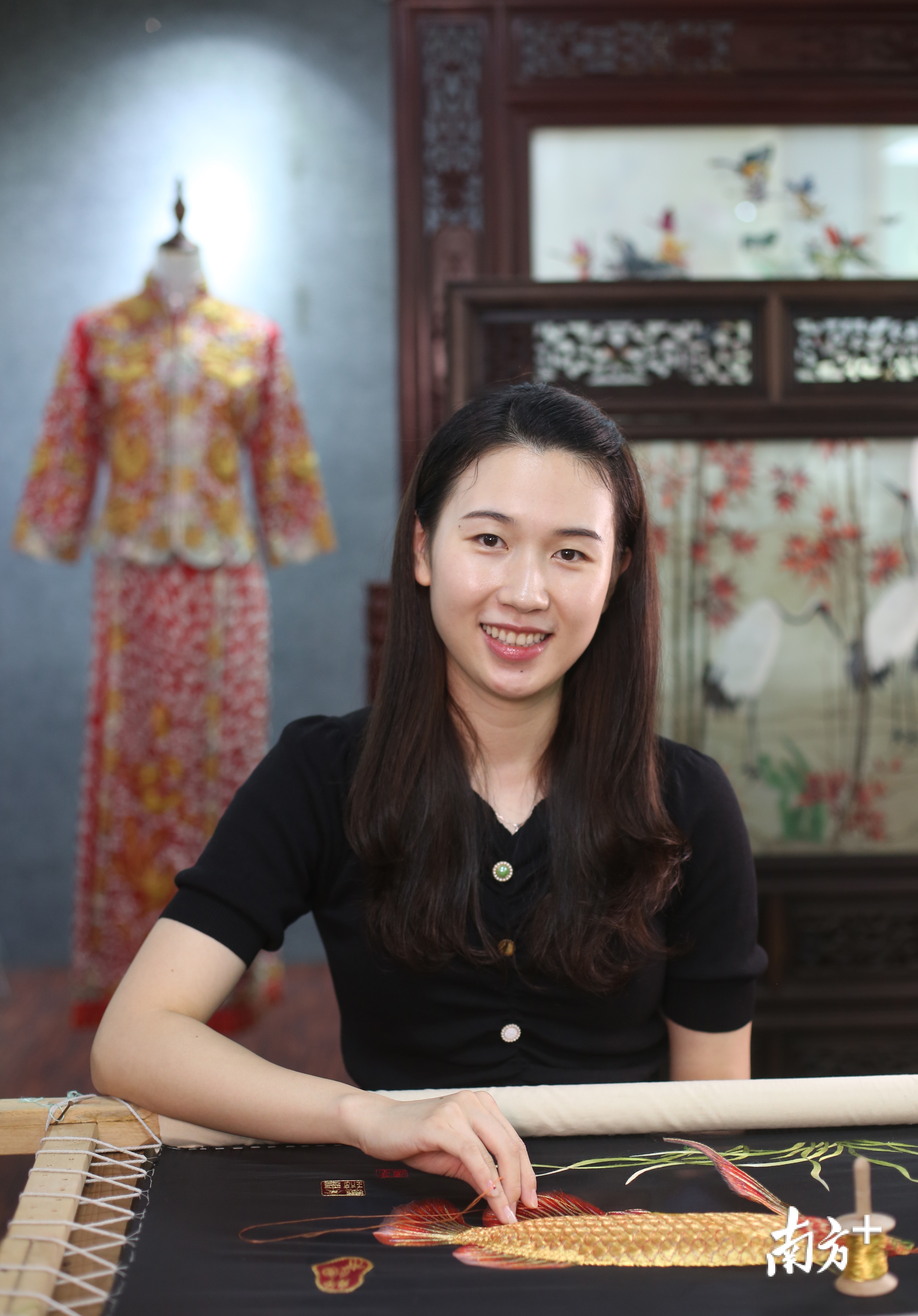 佘旭垒在自己的绣庄里。