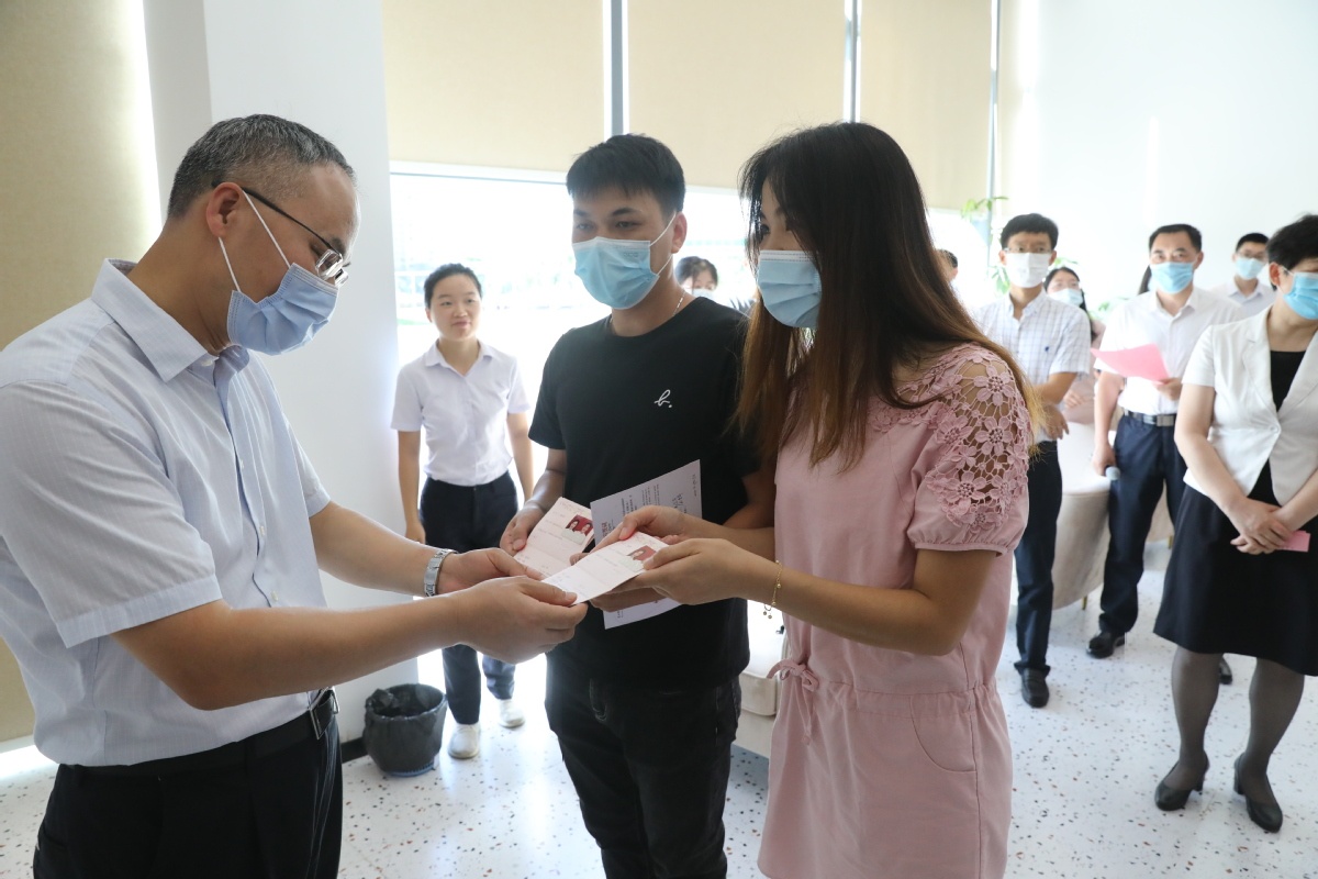 首批婚姻登记“全城通办”的新人领取结婚证。