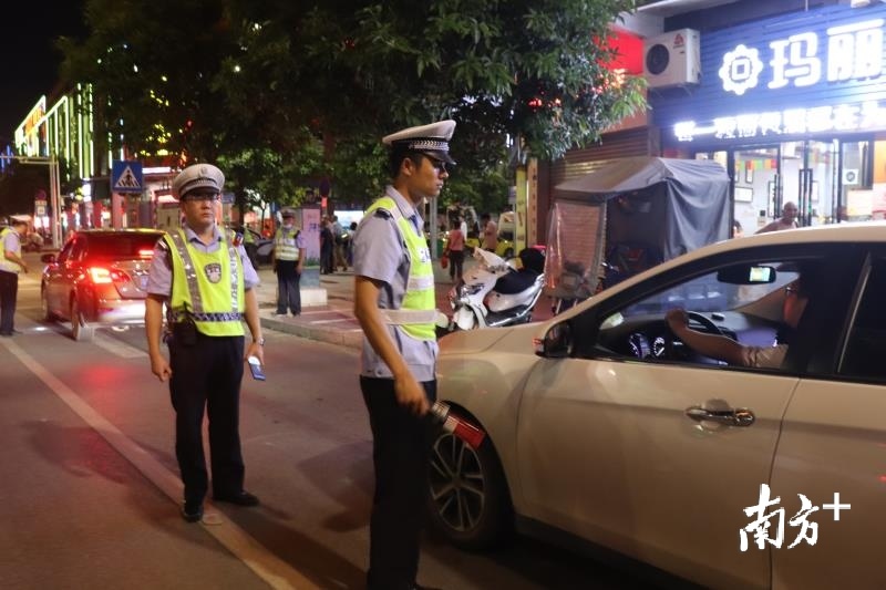 曲江交警开展夏季夜查交通整治行动