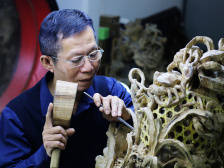 我的特区故事| 木雕大师何汉林：精雕细琢的人生