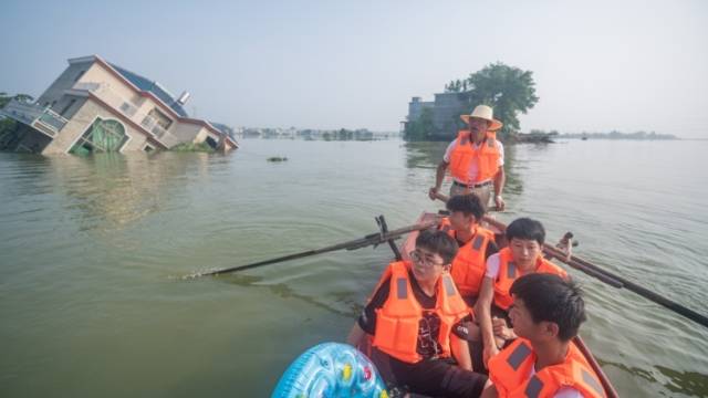 家长当“船夫”，校长做“司机”！接力转移灾区中考学子