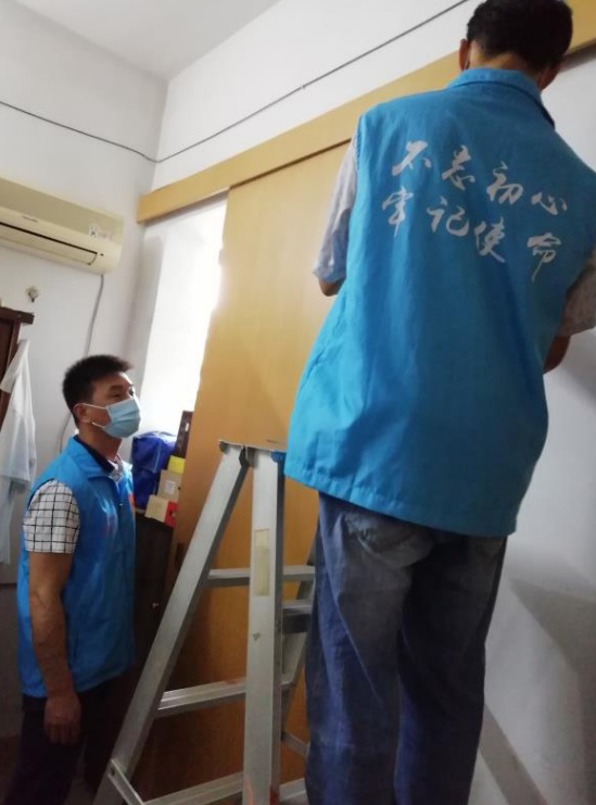 党员为农林社区居民李生修理趟门 党员为农林社区居民李生修理趟门