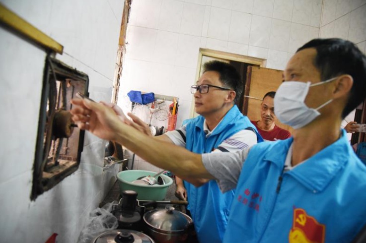 党员为范罗岗社区居民吕生更换排气扇 党员为范罗岗社区居民吕生更换排气扇