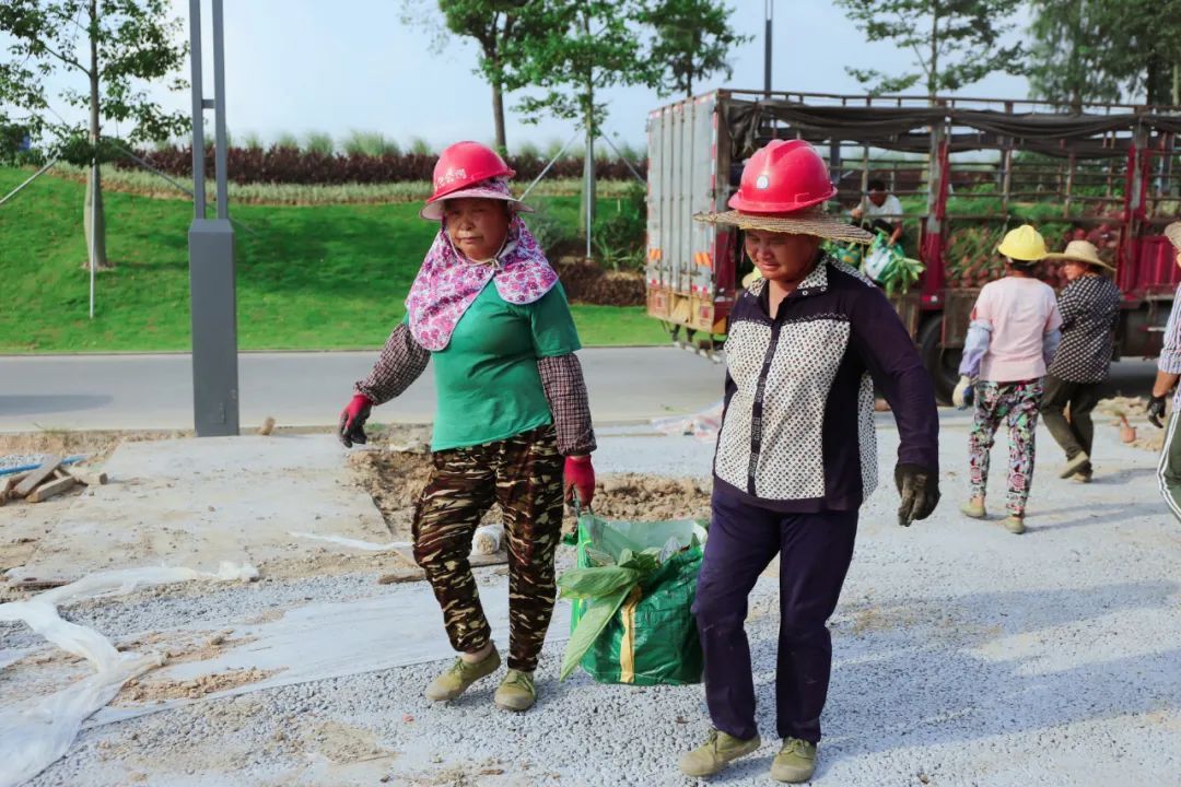 建设现场,工人们正在紧张施工中。罗霈 摄 建设现场,工人们正在紧张施工中。罗霈 摄