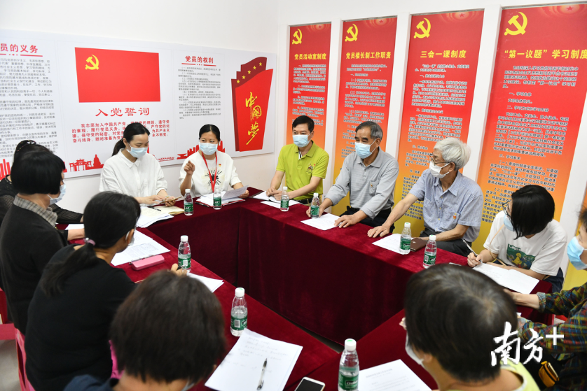 南浦新村小区党支部会议商讨小区事项，倾听居民声音。戴嘉信 摄