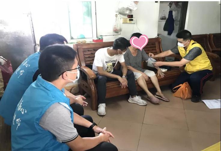 党员联合兴盛卫生服务中心医生,上门为低保户连姨测量血压、陪伴聊天及进行心理疏导 党员联合兴盛卫生服务中心医生,上门为低保户连姨测量血压、陪伴聊天及进行心理疏导